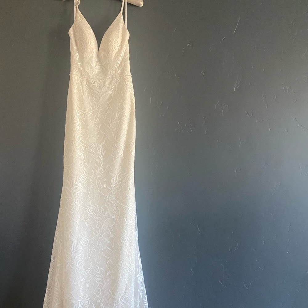 Beautiful Val Stefani wedding dress and vail. Never worn, never altered. Ivory.